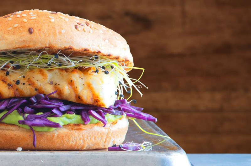 Burger au halloumi et à l'avocat