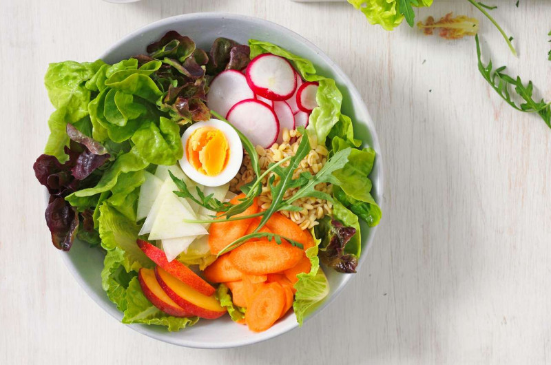 Bol de salade multicolore
