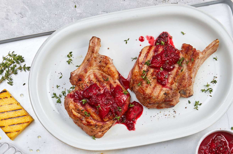 Côtelette de veau avec sauce aux prunes et aux mûres