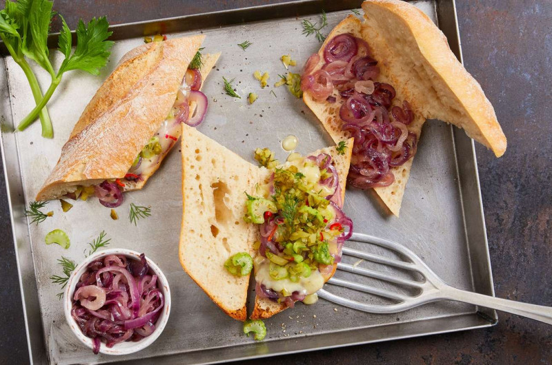 Baguette à la raclette avec topping aux concombres