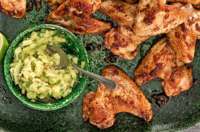 Ailes de poulet avec dip à l'avocat