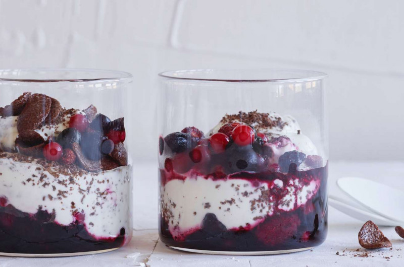 Yogourt avec copeaux de chocolat et baies