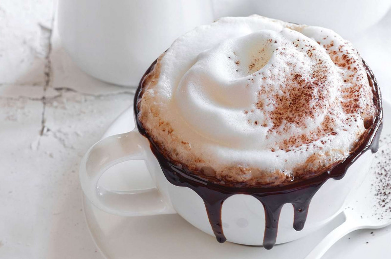 Lait chaud aux chocolats blanc et noir
