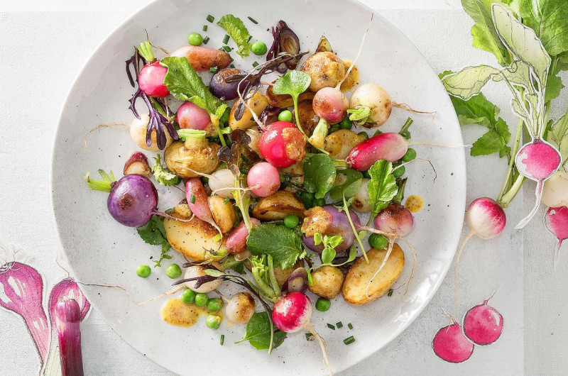 Salade avec radis roses, petits pois et pommes de terre nouvelles