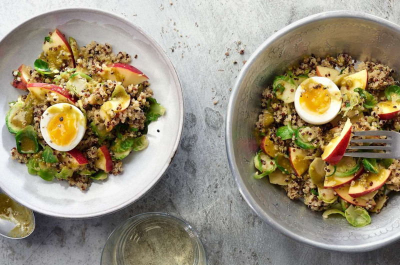 Salade de quinoa aux choux de Bruxelles avec sauce au chanvre