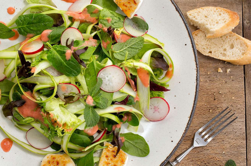 Salade d'asperges avec sauce aux fraises
