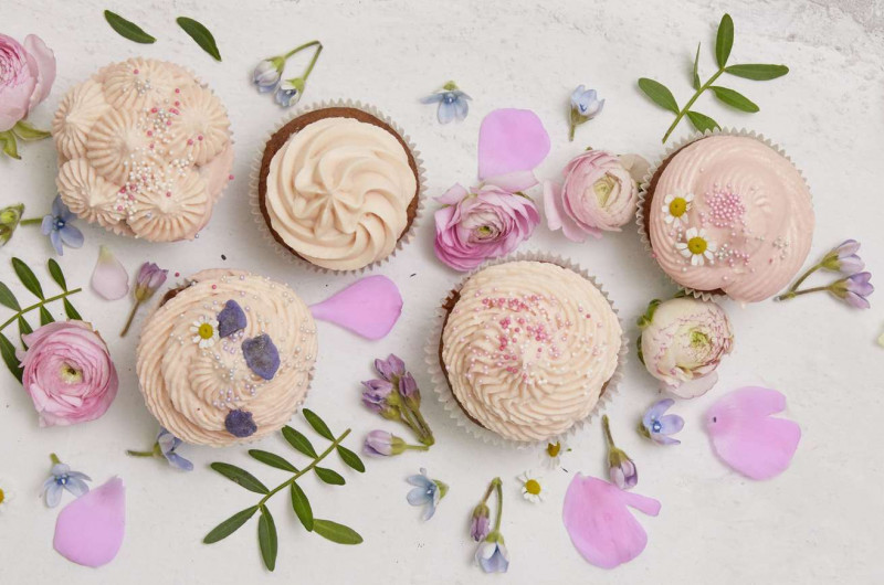 Cupcakes au chocolat avec glaçage aux framboises