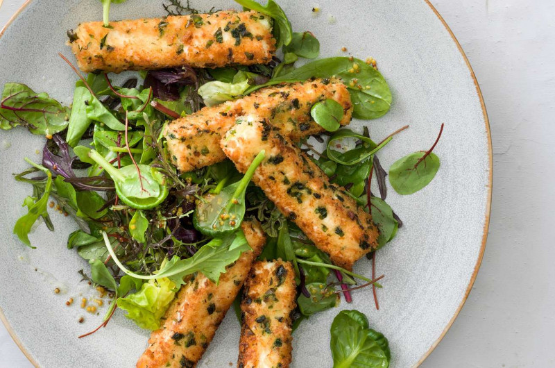Feta croustillante à l'ail des ours sur salade printanière