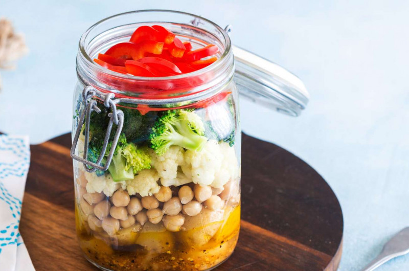 Salade de légumes en bocal