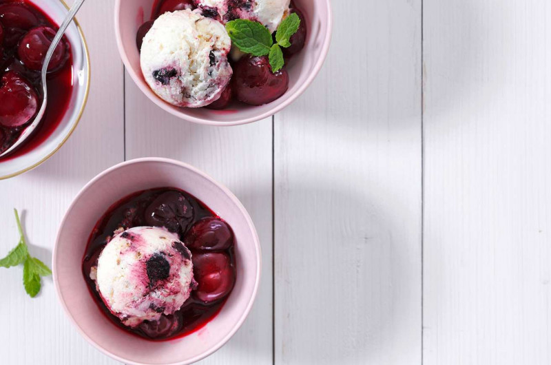 Glace au yogourt au chocolat avec cerises au sirop