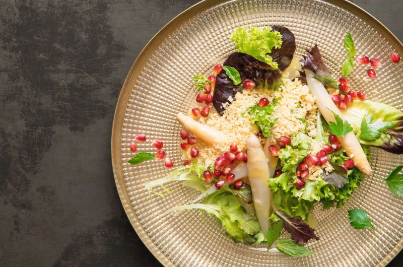 Salade verte avec couscous, asperges et grenade