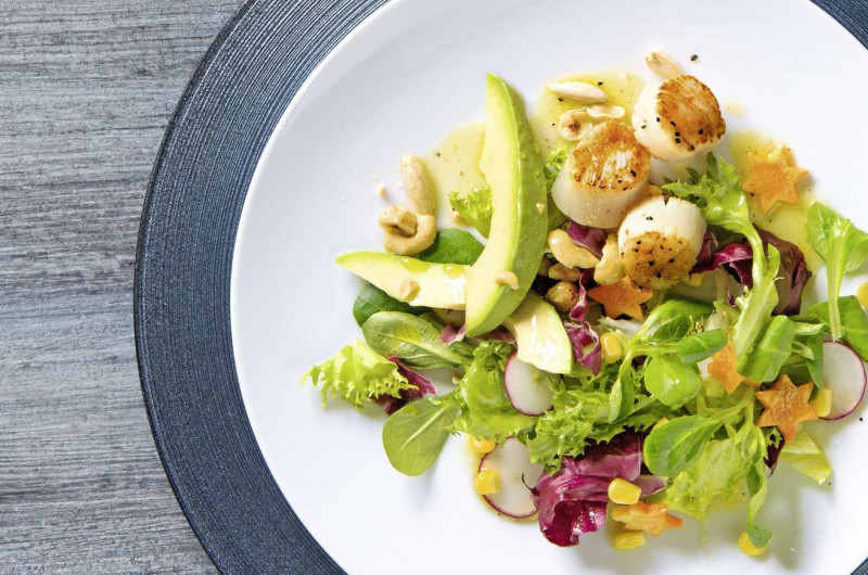 Salade de fête avec noix de saint-jacques