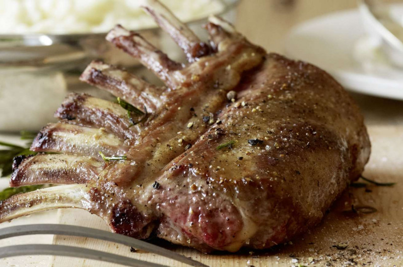 Carré d’agneau avec romarin et risotto au fromage