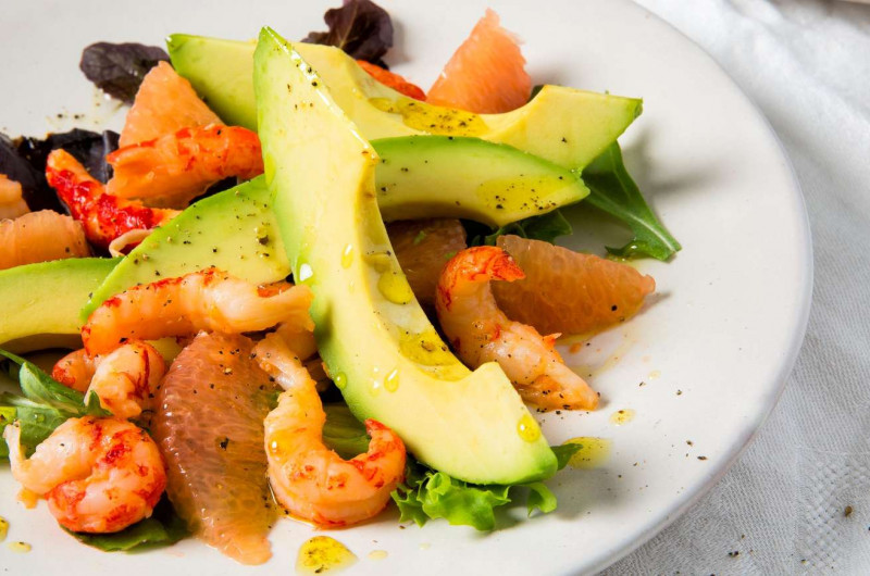 Salade d'avocat et d'écrevisses avec verjus