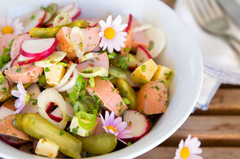 Salade de cervelas et de fromage avec radis roses
