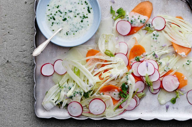 Salade de légumes colorée