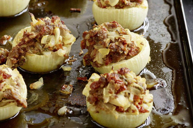 Oignons farcis à la viande hachée et aux tomates séchées