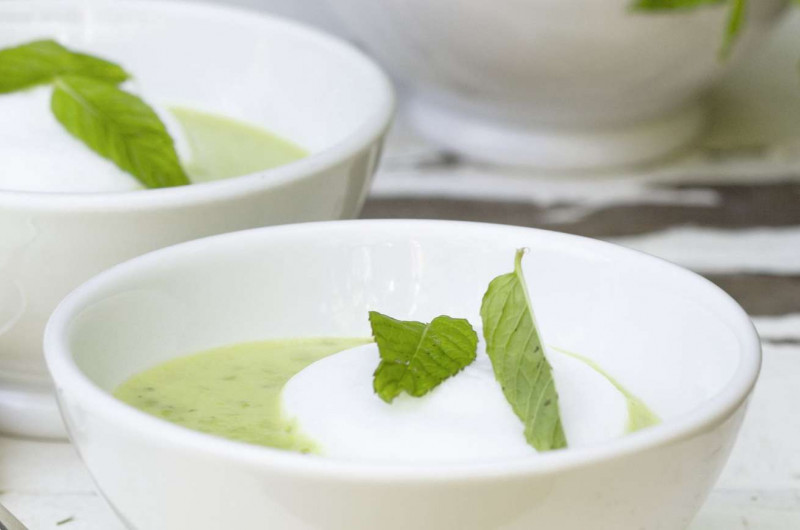 Velouté de petits pois à la menthe avec mousse de lait