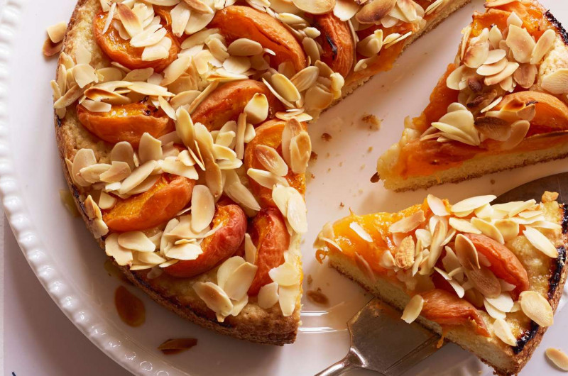Crostata à l'huile d'olive avec abricots et amandes
