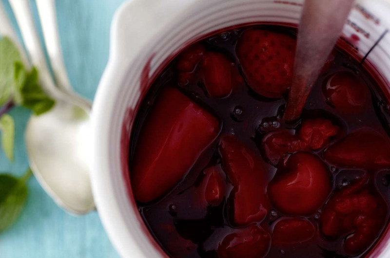 Compote de fruits rouges avec crème acidulée