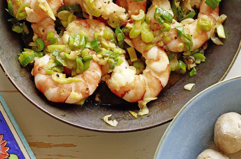 Papas arrugadas avec poêlée de crevettes