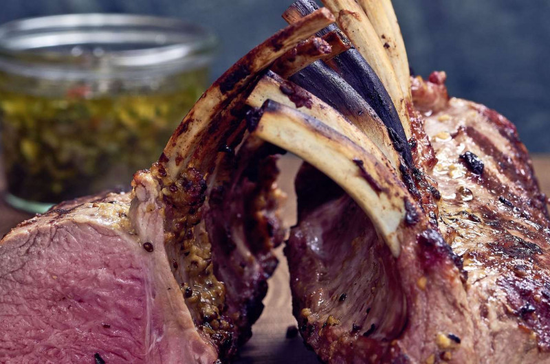 Carré d'agneau avec chimichurri