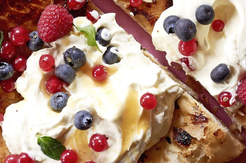 Feuilleté au miel et aux petits fruits