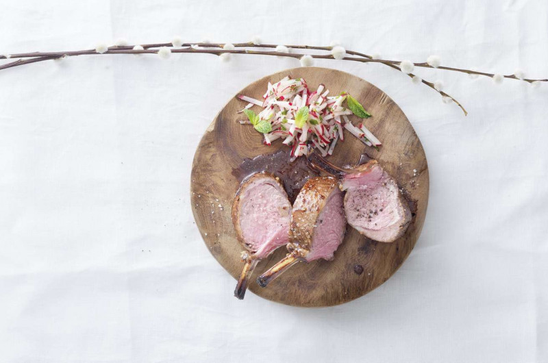 Carré d'agneau glacé avec relish de radis roses