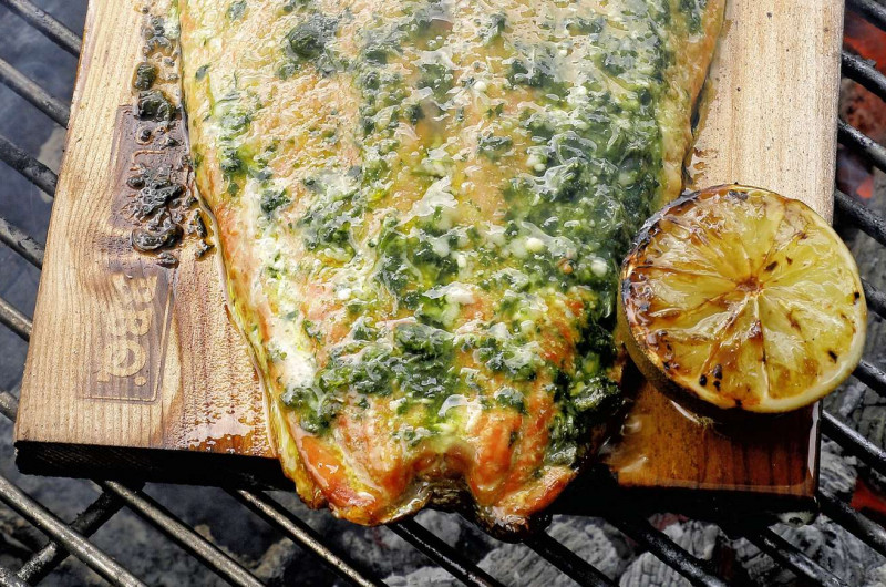 Filet de saumon sur planche de fumage