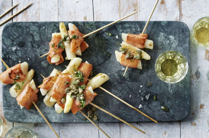 Brochettes d'asperges et de saumon fumé avec vinaigrette aux câpres