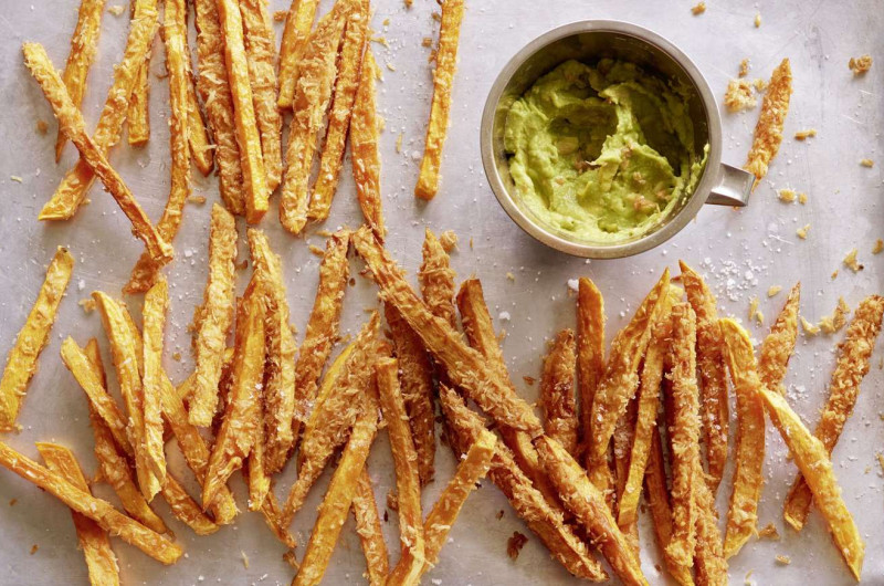 Frites de patate douce avec crème à l'avocat