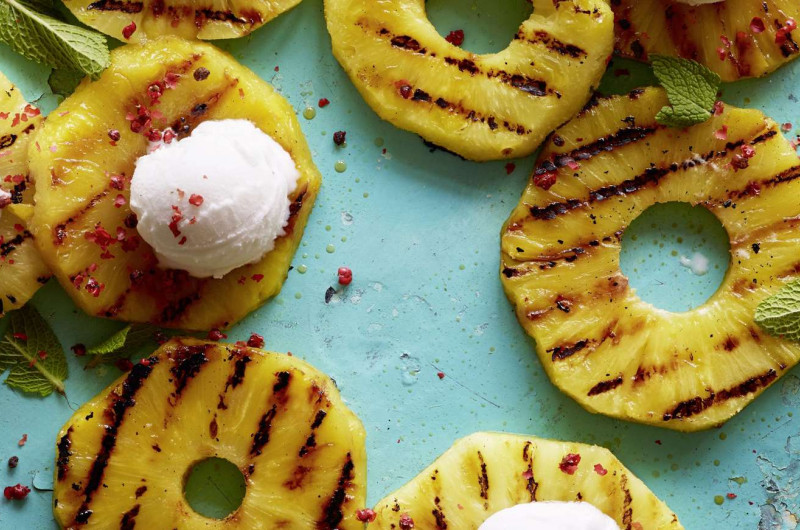 Ananas grillé avec glace à la noix de coco