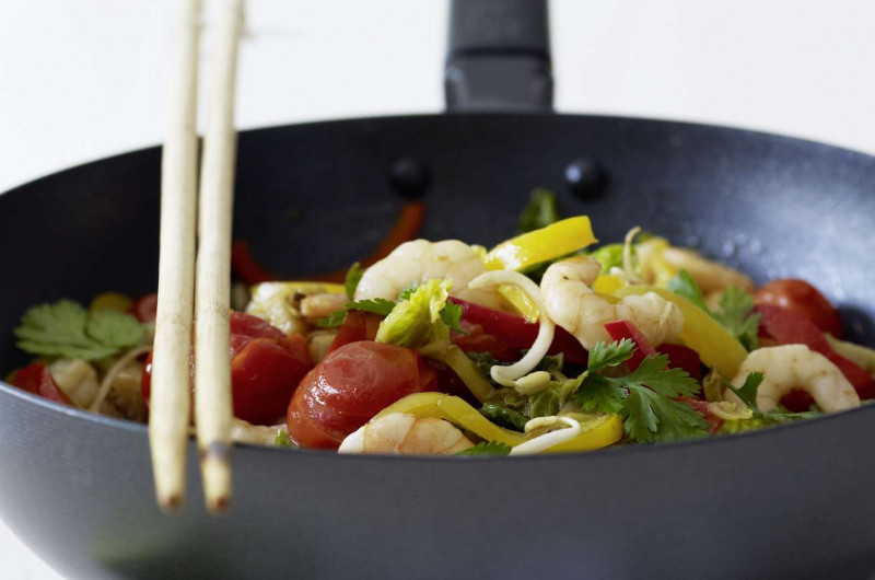 Légumes et crevettes au wok