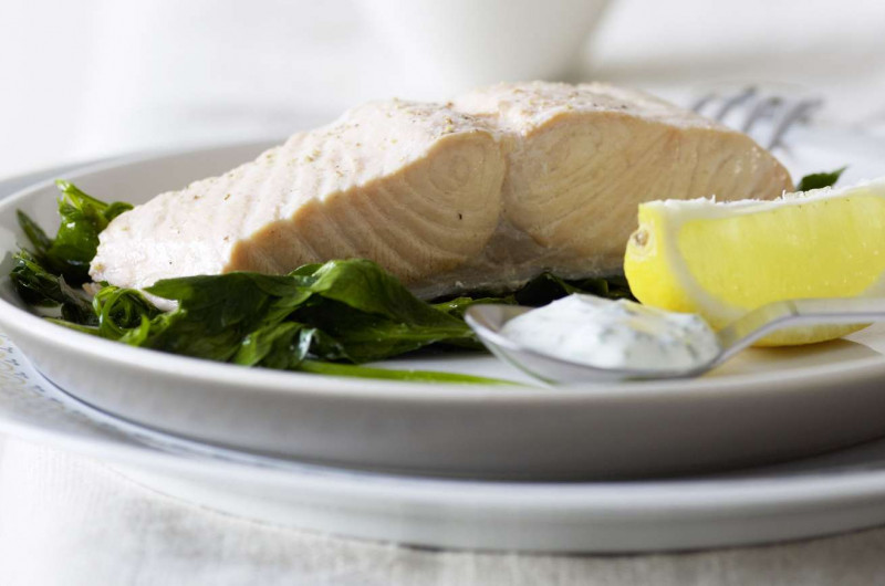 Filet de saumon et sauce aux herbes