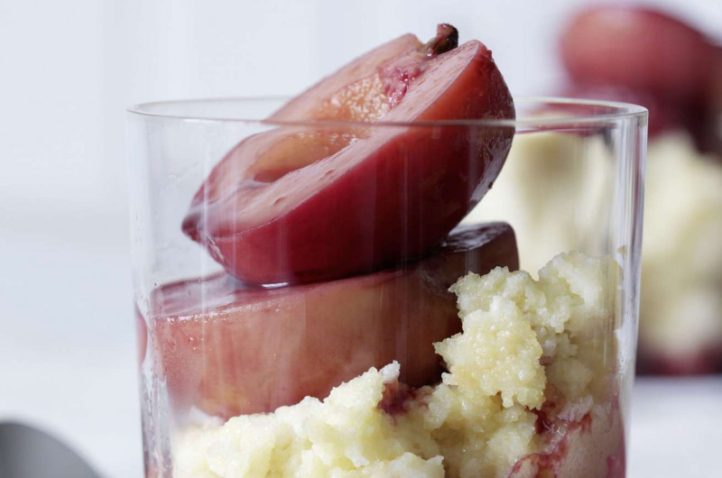 Pêches au merlot sur polenta sucrée