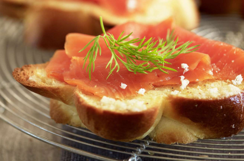 Tresse au beurre grillée avec saumon et raifort