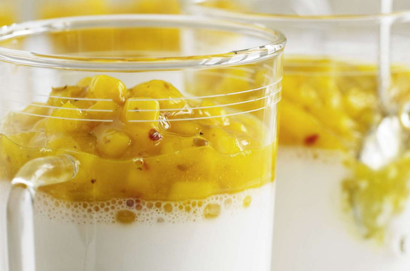 Délice au coco avec sauce à la mangue