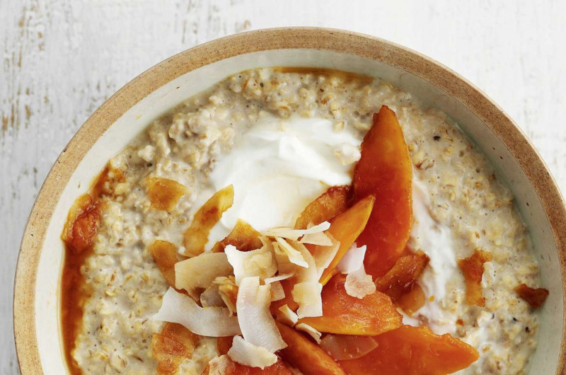 Porridge avec noix de coco et papaye