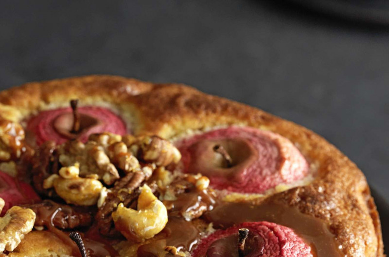 Gâteau aux pommes avec noix, caramel et cannelle