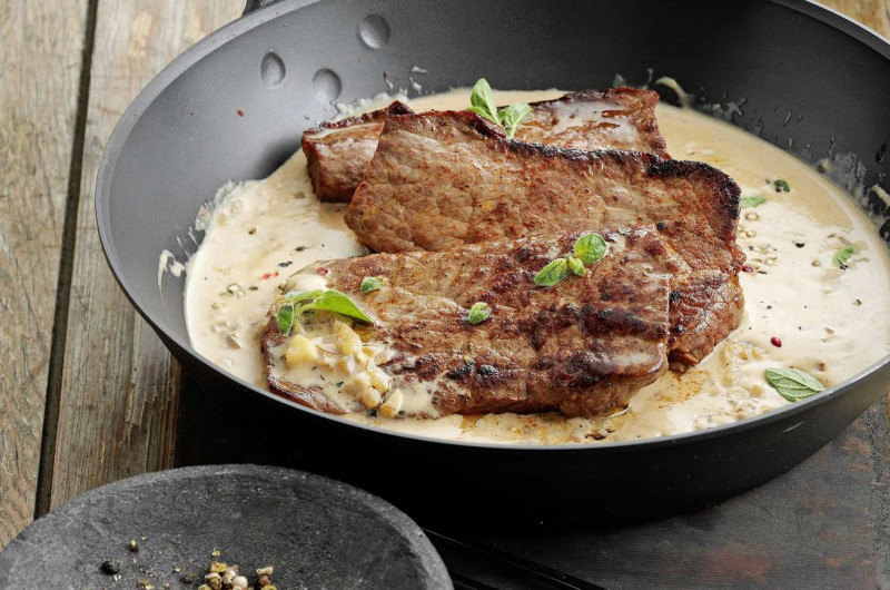 Tranche de bœuf avec sauce à la crème au poivre