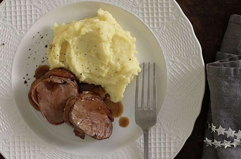Filet de veau glacé au miel avec purée de pommes de terre