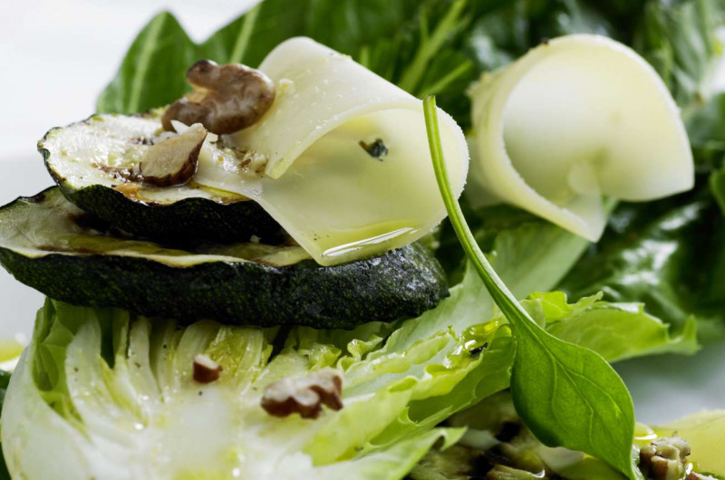 Salade estivale avec courgettes grillées et fromage