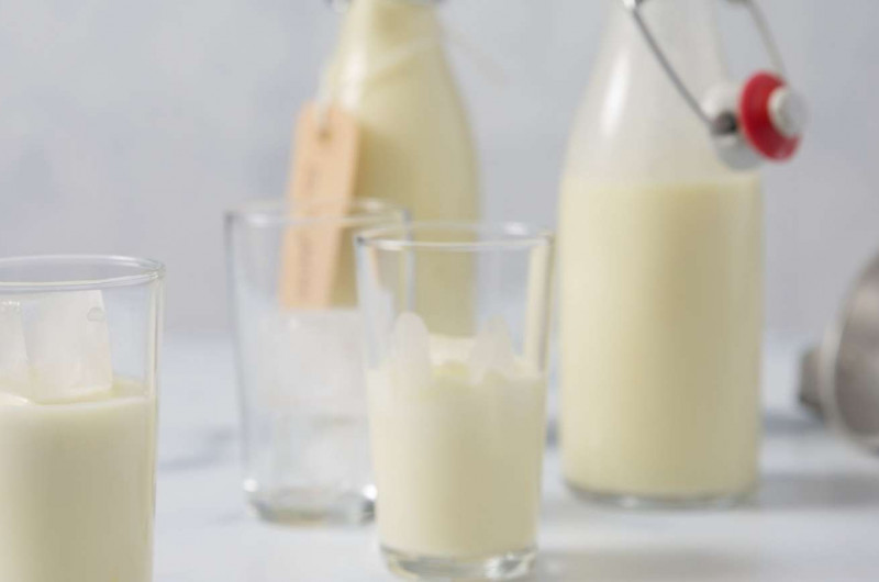 Liqueur de chocolat blanc avec du romarin