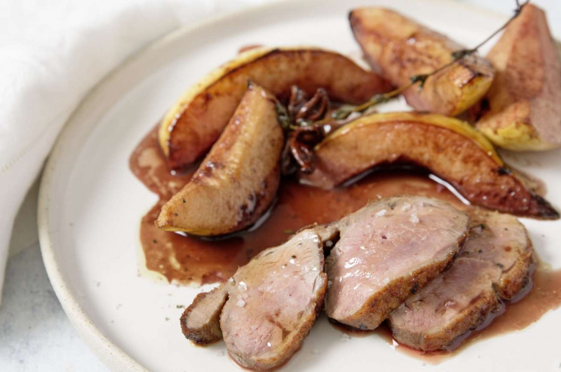 Magret de canard avec des coings cuits aux épices