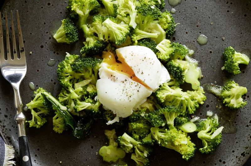 Salade de brocolis et œuf poché
