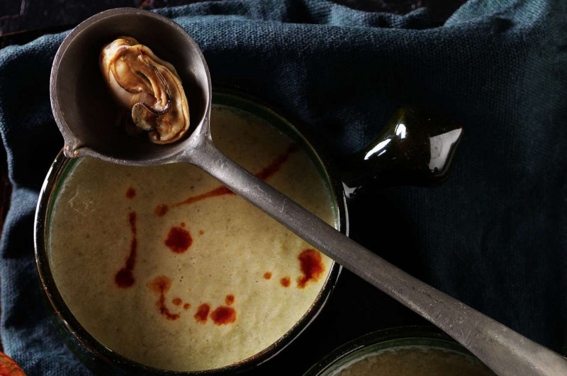 Velouté de champignons au piment et aux huîtres