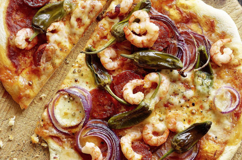 Pizza avec chorizo et crevettes