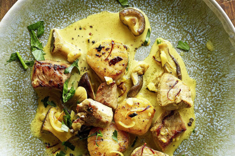 Quasi de veau et noix de saint-jacques en bouillon safrané