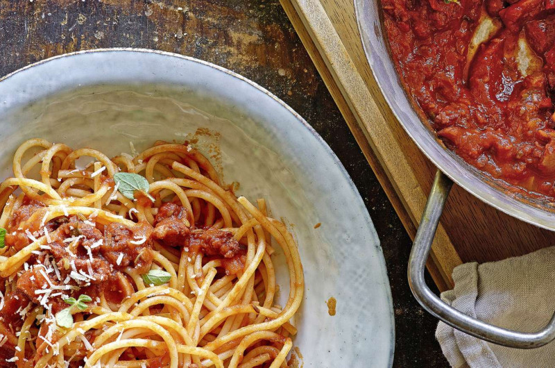 Luganighe et morue en sauce avec spaghetti