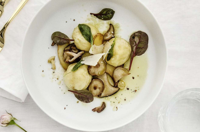 Gnudi avec champignons sautés et beurre à la sauge